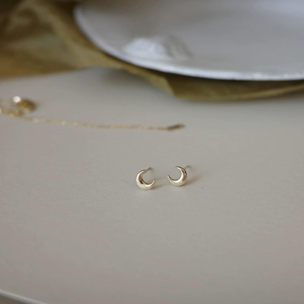 S925 Sterling Silver Glossy Moon Studs Women's Special-Interest Design Simple Light Plate Crescent Earrings