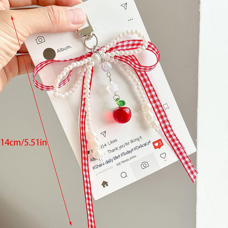 Süßer karierter Schlüsselanhänger mit Erdbeer-Charm, Schleife, Perle, Handy-Anhänger, Schmuck für Mädchen, Frauen, Geschenk, Taschen-Dekoration