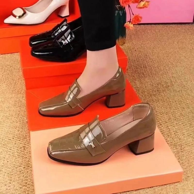 Damenschuhe im britischen Stil, kleine Lederschuhe für Damen, 2025 Frühjahr und Herbst, neue Lackleder-Slipper mit dickem Absatz für Damen, mittlerer Absatz