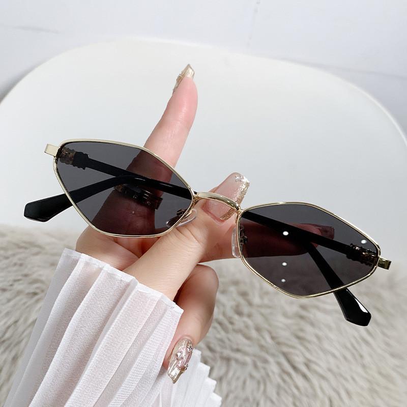 

Modern Geometric Metal Sunglasses For Women With Uv400 Protection For Travel And Parties GoldFrameGraySlices