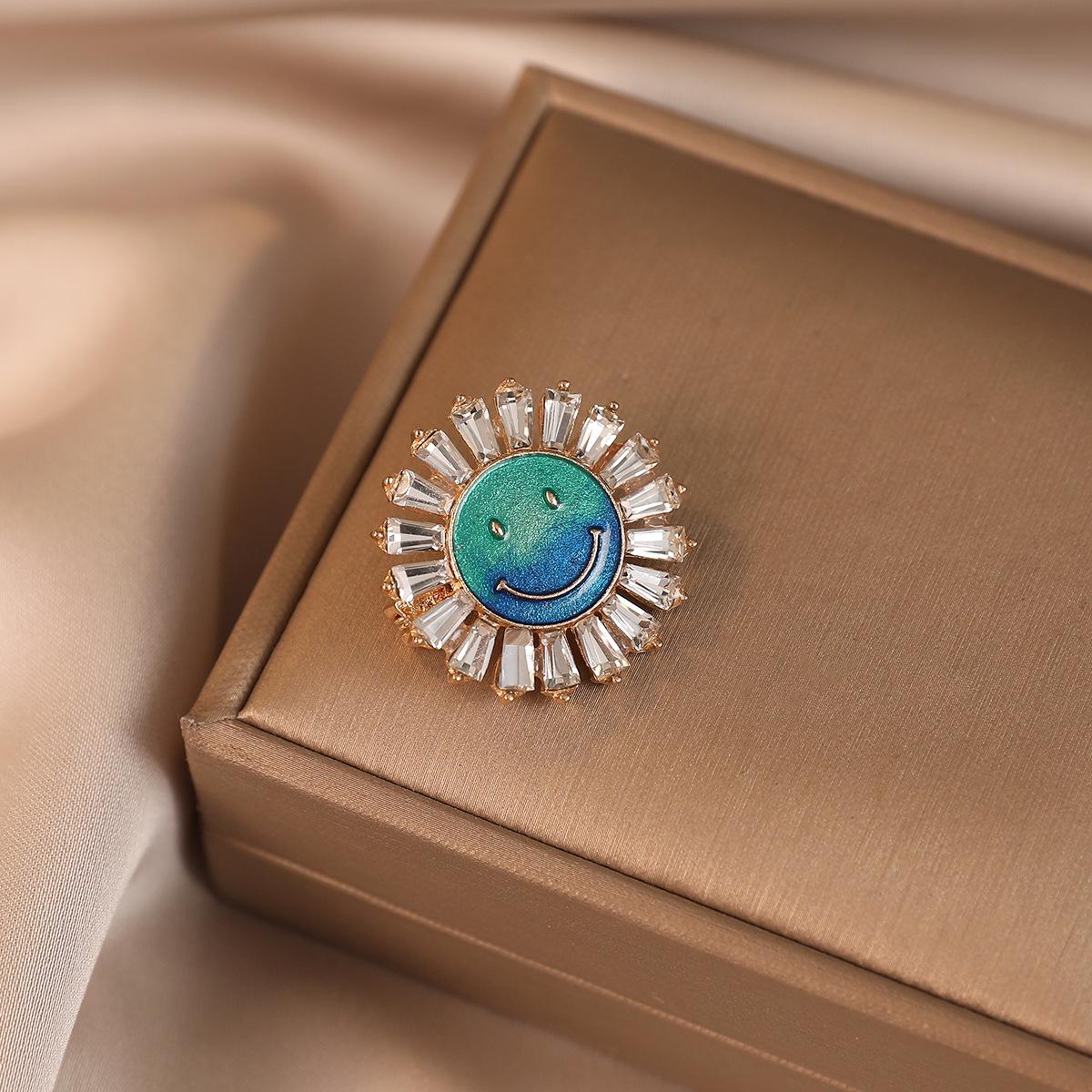 

Брошь «Улыбающееся лицо, капающее маслом» излучает ощущение высокого класса, легкой роскоши, имеет милый мультяшный дизайн и является нишевой брошью.