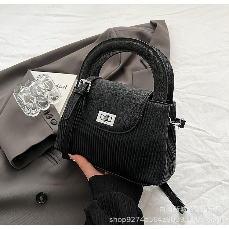 

Premium sense niche striped shell bag women s 2025 new trendy simple texture women s portable shoulder messenger bag чёрный