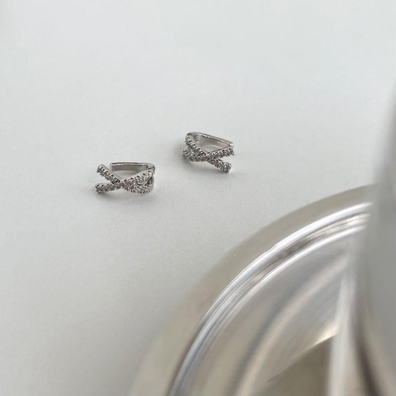 Elegant Gold-Plated Inlaid Diamond Cross Ear Cuff - No Piercing Needed, Trendy New Style Cartilage Clip Earring.