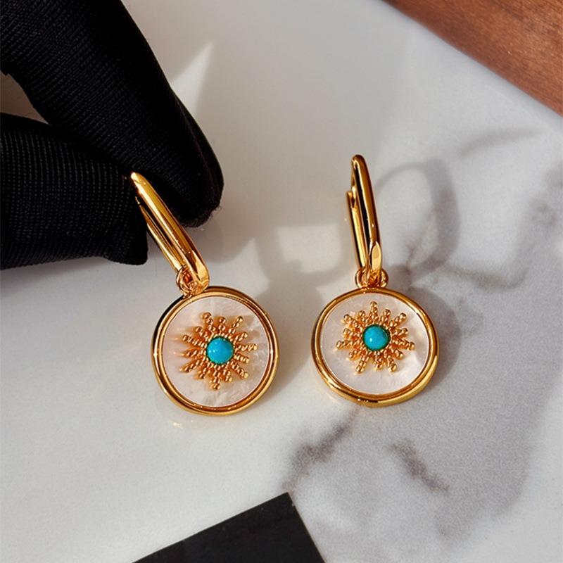 K Real Gold Electroplated Round Fritillary Flower Ear Buckle French Retro Court Style Earrings Light Luxury High-end Earrings