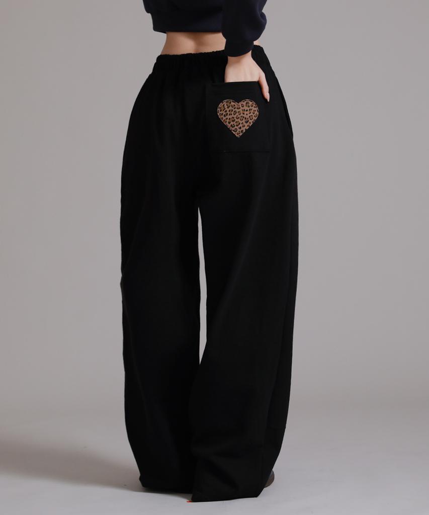 LIKE THE MOST Leopard Heart Pocket Applique Training Pintuck Wide Pants_Black
