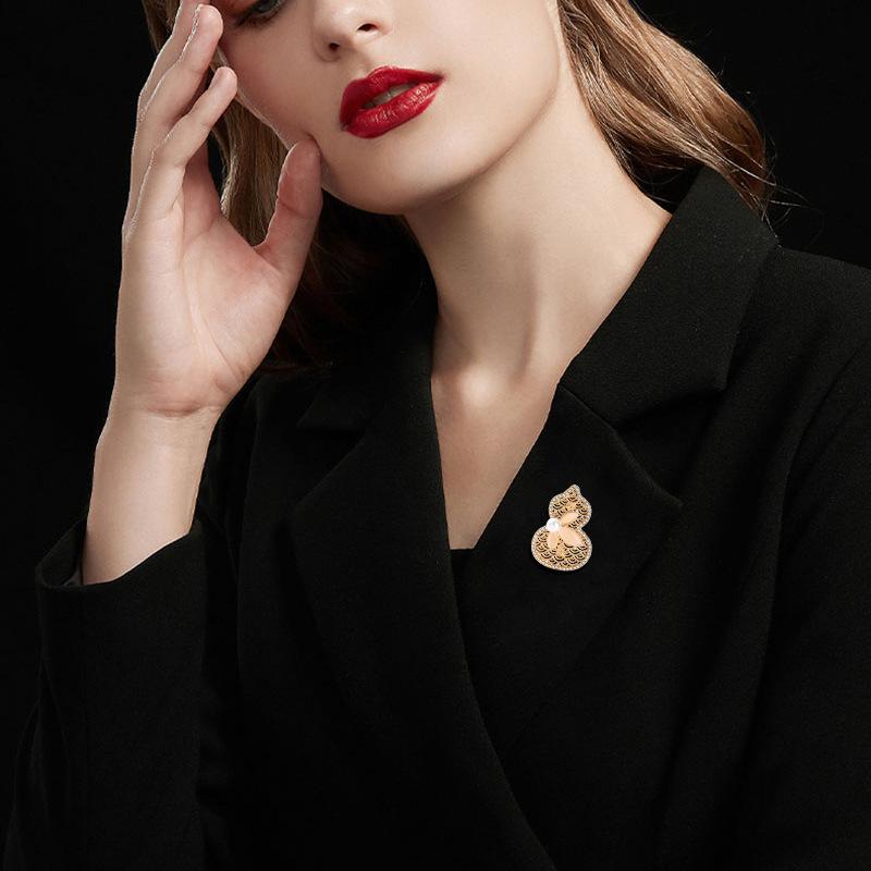 Hollow gourd brooch light luxury versatile high sense niche new corsage pin jewelry women's accessories