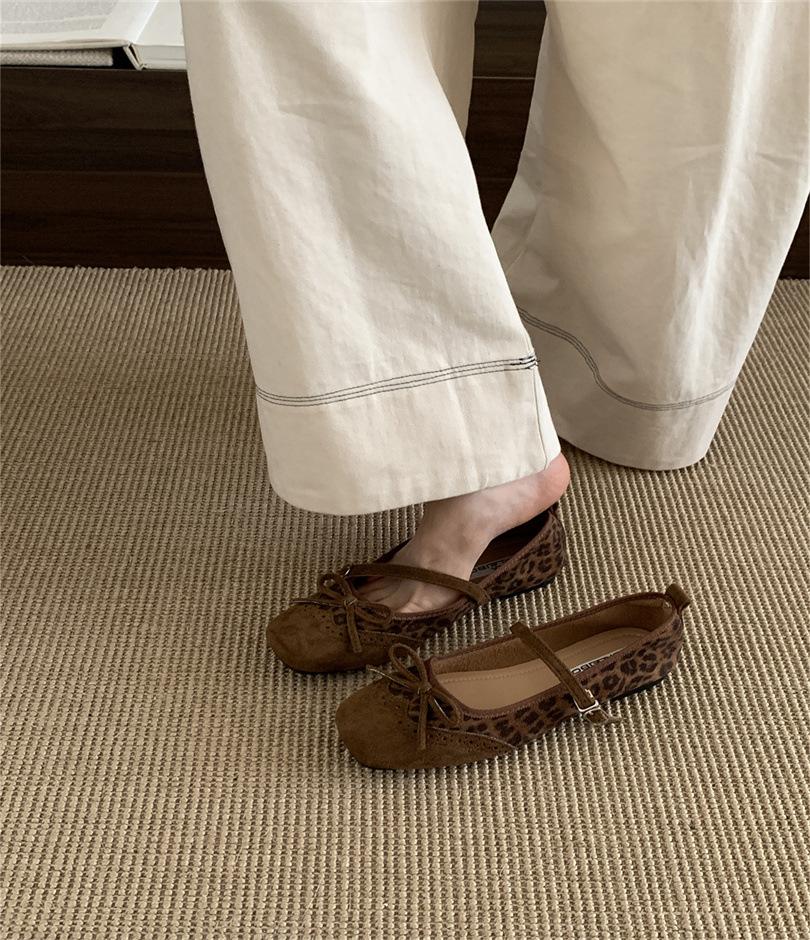 In the autumn of 2025, the new models cover the ancient square head flat Mary Jane shoes, women's versatile bow, shallow mouth single shoes, women's