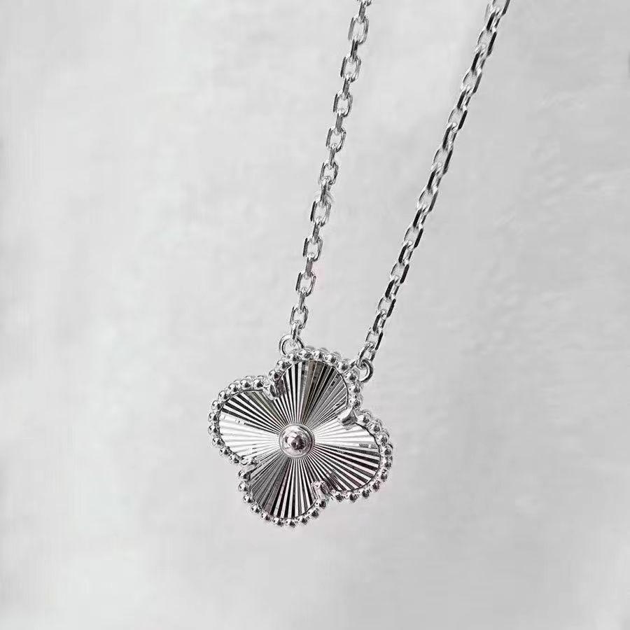 Титановая сталь Лазерная гравировка Счастливый четырехлистник Ожерелье для женщин Высококачественная и универсальная цепочка на ключицу