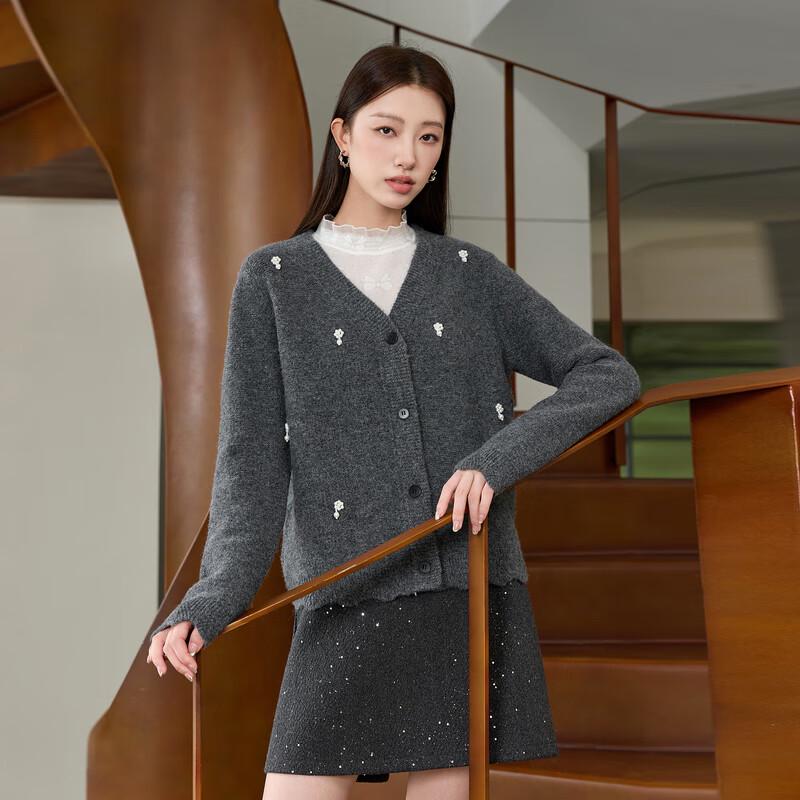 

Женский вязаный кардиган Sancai 2025 Зима с V-образным вырезом и цветами из бисера L 165/92B