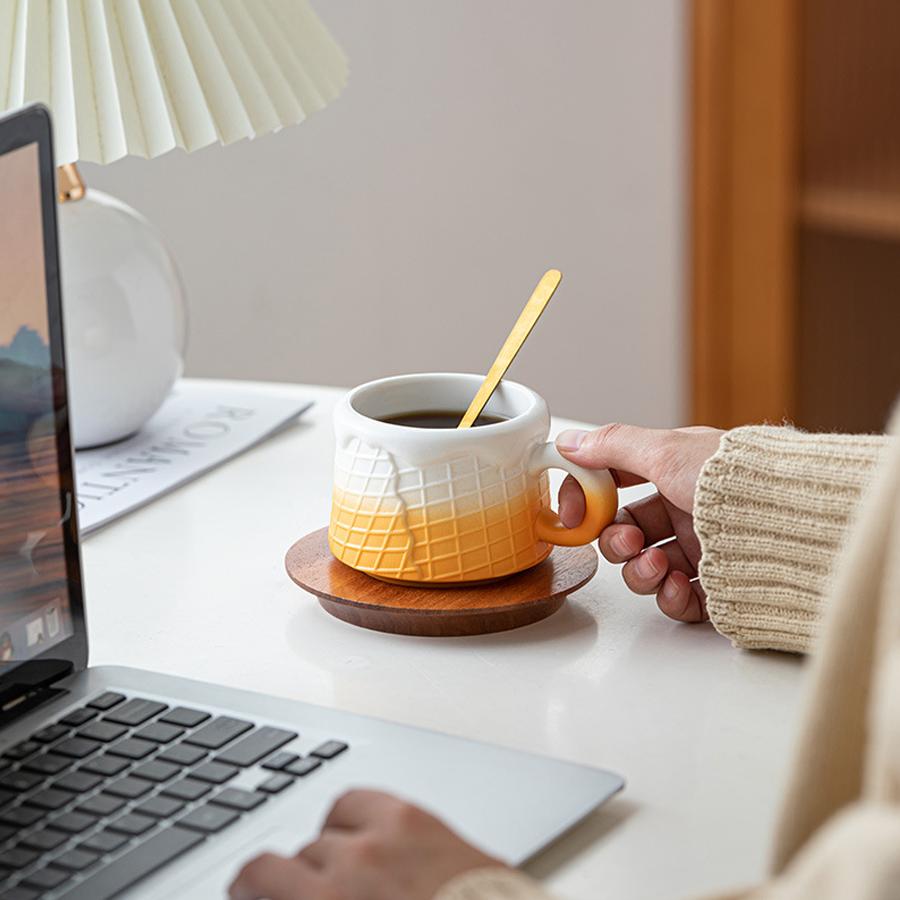 Ice cream cup with a spoon, 260ml capacity.