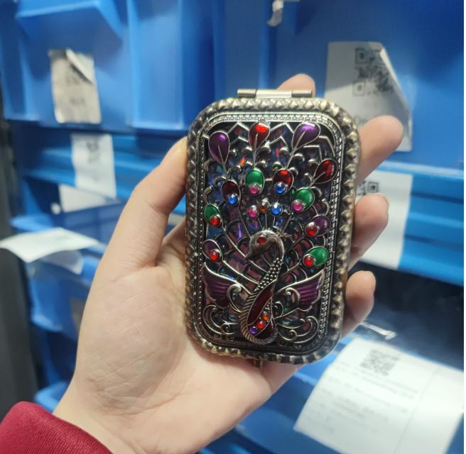 Металлическое ретро портативное карманное складное двустороннее зеркало для макияжа One Size