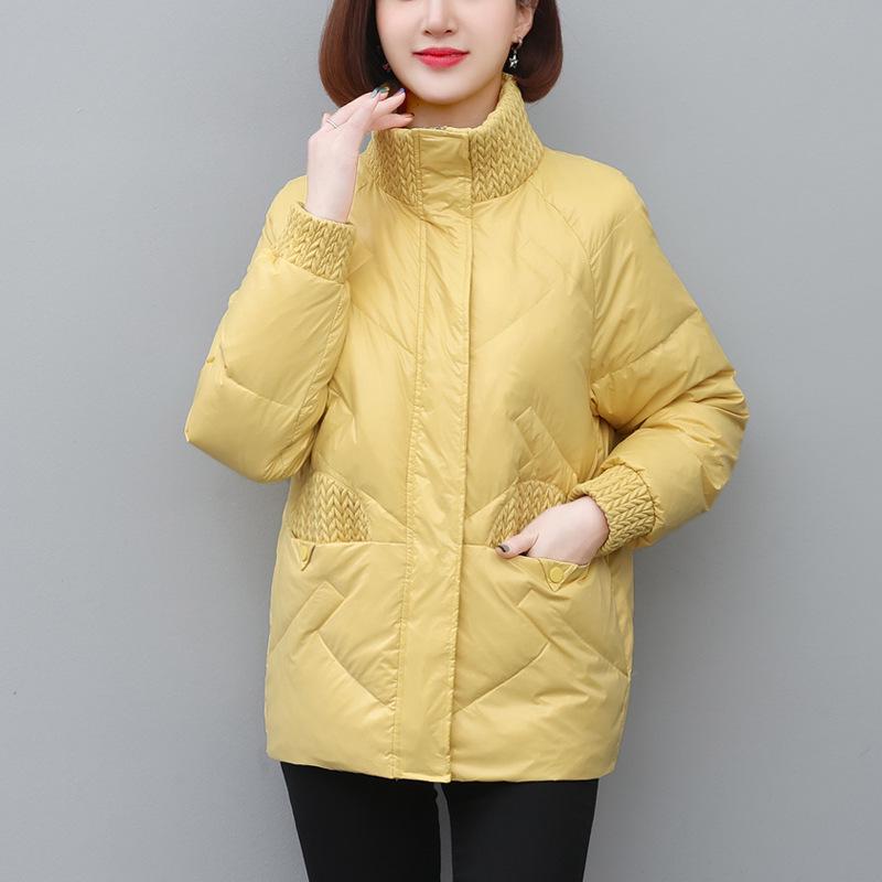 

Женская куртка-пуховик средней длины с воротником-стойкой - зима 2024 г., стильная и теплая для людей среднего и пожилого возраста