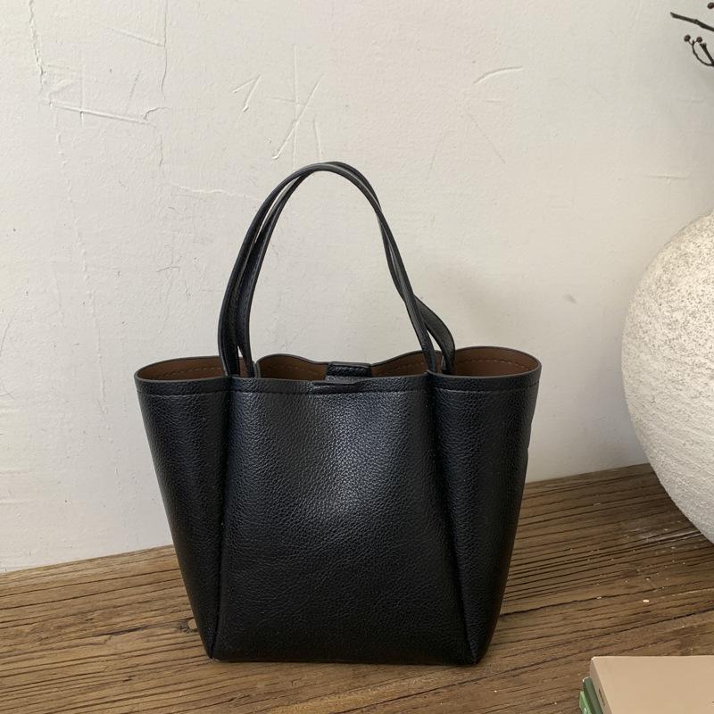 

Autumn and winter large-capacity commuter shoulder bag high-value simple bag women s 2025 new women s bag student messenger bag