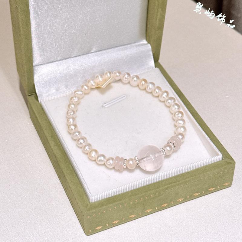 Elegant and refined natural pearl bracelet with pink crystal accents, featuring a minimalist and unique design, perfect for everyday wear and