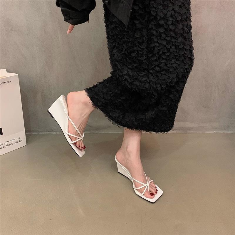 Niche high-heeled leopard print cool slippers fashionable outer wear 2025 new summer French beautiful slope heel with skirt sandals