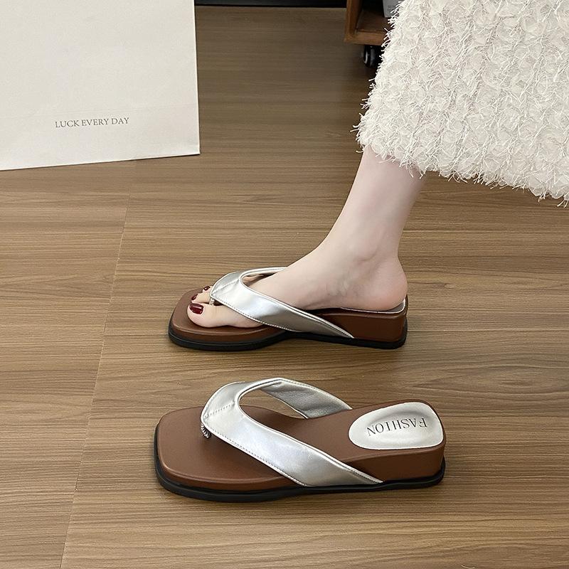 

Увеличьте высоту стопы, крутые тапочки, женские летние шлепанцы, толстая подошва с пляжными сандалиями, новый каблук-рюмочка 40 серебряный