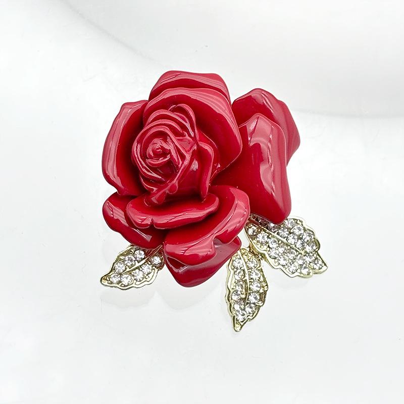 Элегантная эмалевая брошь в виде красной розы - Винтажный цветочный аксессуар для костюма