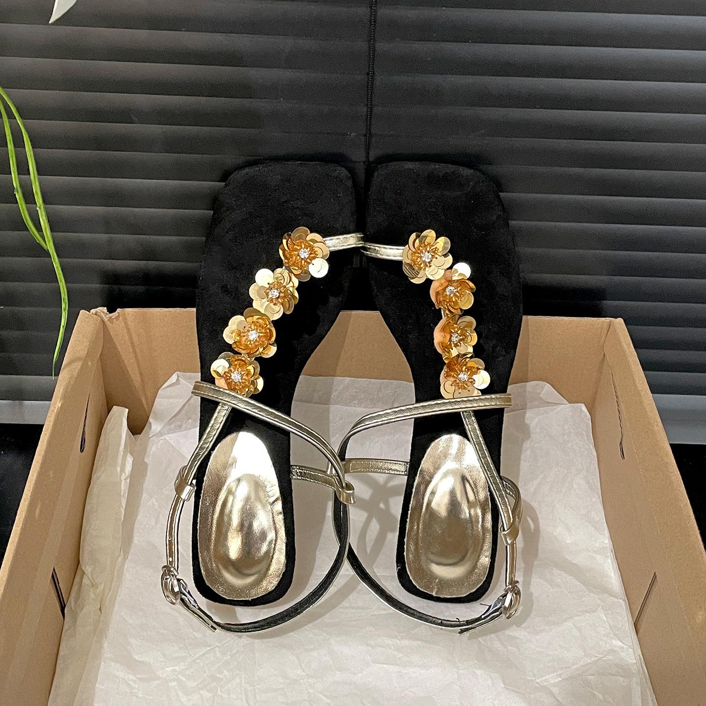 

Fashion temperament, high sense, silver wedge heel one-word sandals, female 2025 new summer with skirt, fairy style sandals 35 золотий