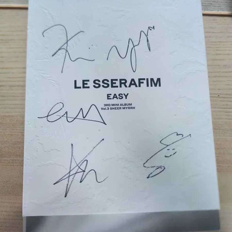 

Le Sserafim Easy Sign Album