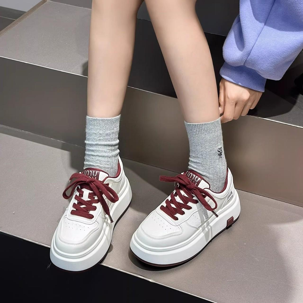 

Little white shoes women s 2025 autumn new thick-soled heightening board shoes women s Internet celebrities Korean version of versatile flat-bottomed 35 бордовый