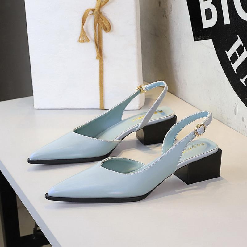 

Модные туфли с острым носком, ремешком-триподом сзади, неглубоким вырезом, удобным толстым каблуком, средней высоты каблуком, простые, с открытой боковой частью 35