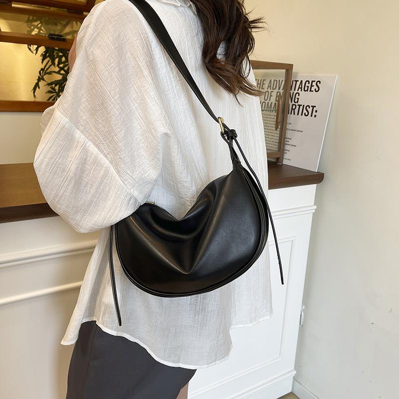 2025 Summer New Messenger Bag Women's Trend Fashion Dumpling Bag Lightweight Small Satchel Underarm Casual Shoulder Bag