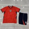 Set Completo Calcio Inghilterra 2627 Rosso Trasferta Asciugatura Rapida - Uomo & Bambino Manica Corta con Stampa Numero