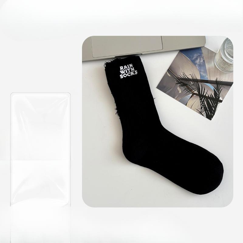 

Женские летние тонкие однотонные носки-гольфы средней длины с вышивкой букв и рваными деталями 1 pair чёрный