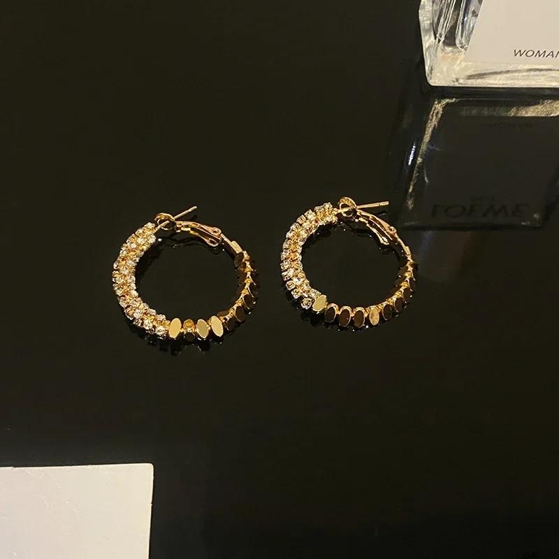 

Модные и персонализированные золотые серьги с круглыми фрагментами из металла и циркона для женщин