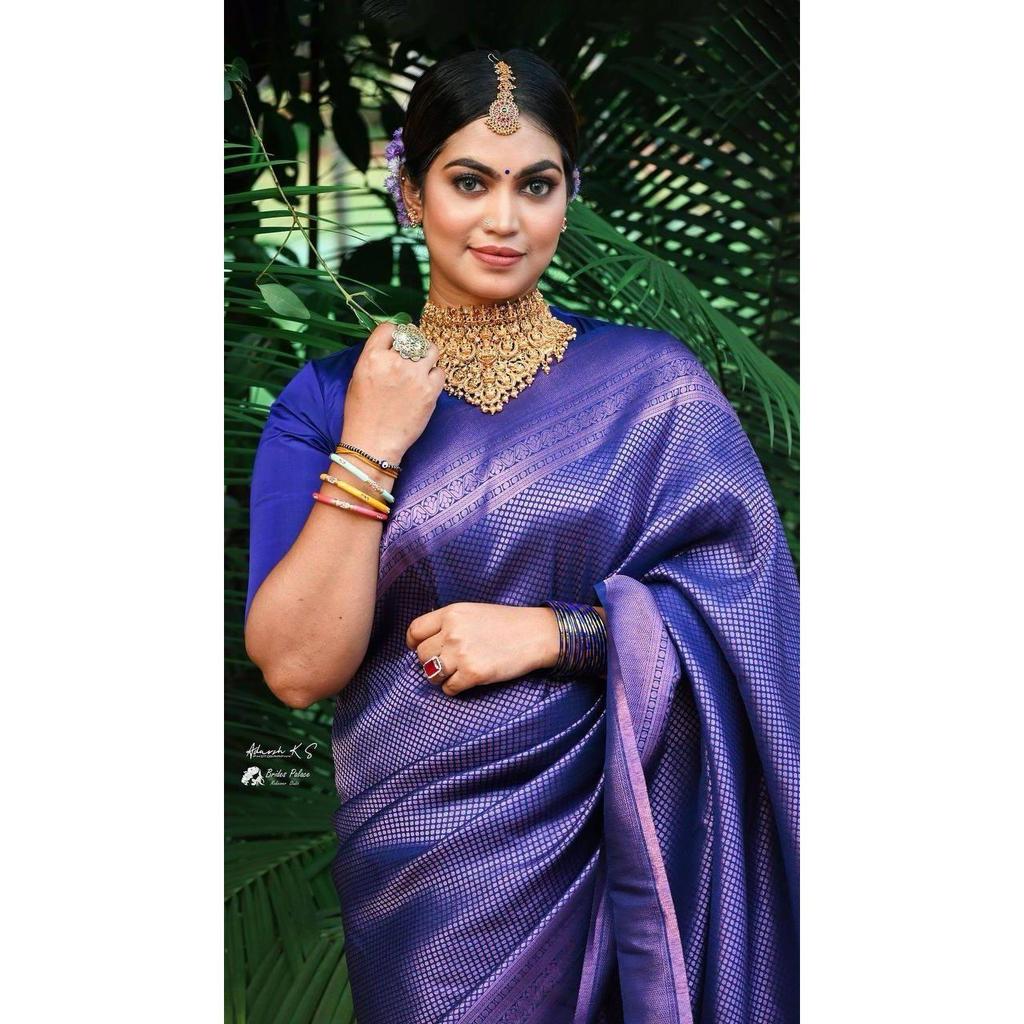 Il sari di seta del negozio ALMAARI è decorato con bellissimi lavori Zari sotto forma di motivi tradizionali.