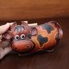 Praktische zweifarbige Leder Schlüsselanhänger Tasche Zubehör Gestaltet Mit Cartoon Rinderfigur Und Kratzfester Auskleidung