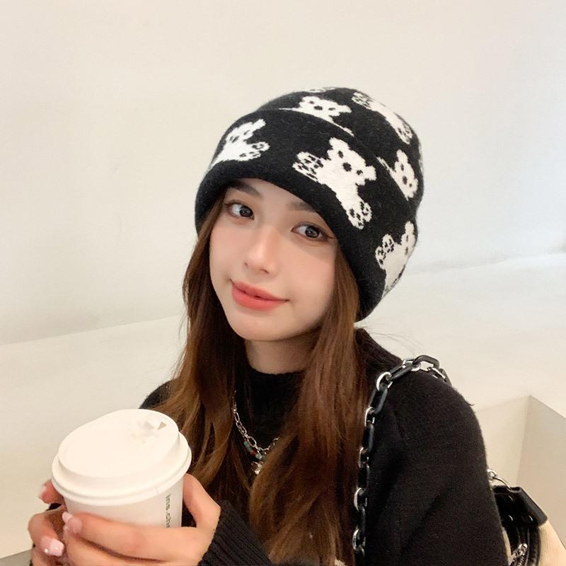 

Шапка из черной шерсти с медведем женская осенне-зимняя утолщенная теплая вязаная шапка универсальная повседневная с защитой ушей шапка-мешок на голову от холода adult (56-58cm) чёрный