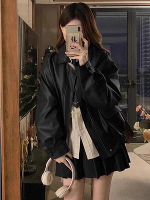 Chaqueta de Cuero Marrón para Motociclista de Mujer - Estilo Coreano, Fresca y Atrevida, Corte Holgado, Manga Larga, Moda Primavera/Otoño 2025.
