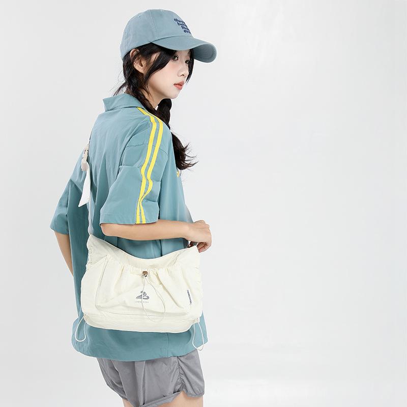 Sports style lightweight tote bag women's new niche design simple shoulder bag student class commute messenger bag
