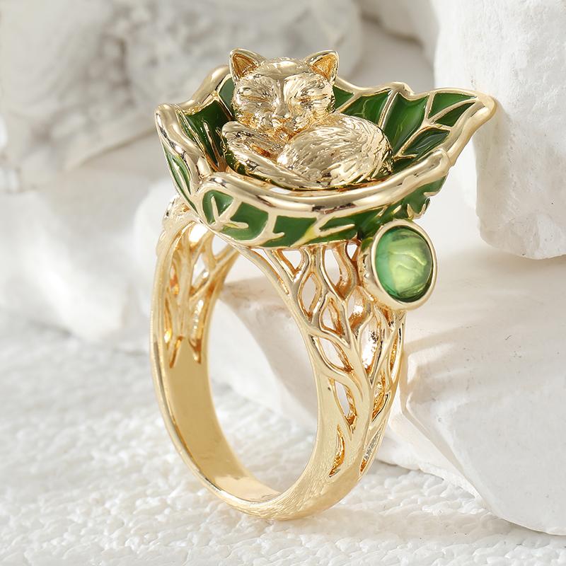 Vintage Lovely Cat Green Synthetic Gemstone Luxury Golden Ring for Women Exquisite Elegant Banquet Anniversary Jewelry Accessory
