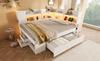 Daybed 140x200 cm Bianco Letto Singolo/Doppio per Ospiti, Base in Legno, Illuminazione a LED, Ricarica USB e Type-C, Mensole e Cassetti, incl.. Struttura a doghe (Con Materasso)