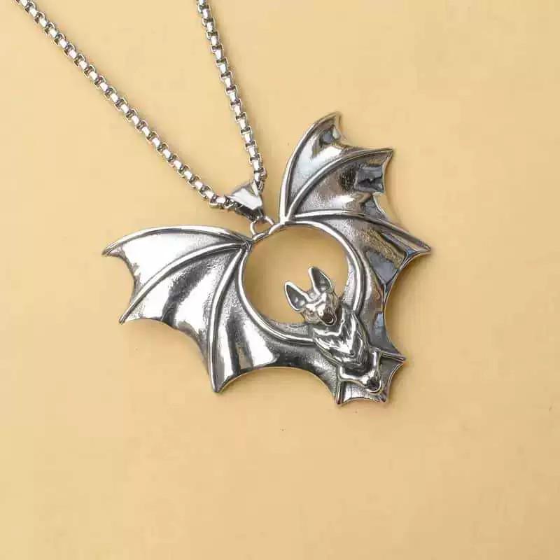 Dark Gothic Bat Pendant Necklace in Stainless Steel for Halloween серебряный