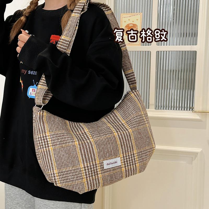Retro plaid messenger bag women's large-capacity casual dumpling bag college student class commuting shoulder bag