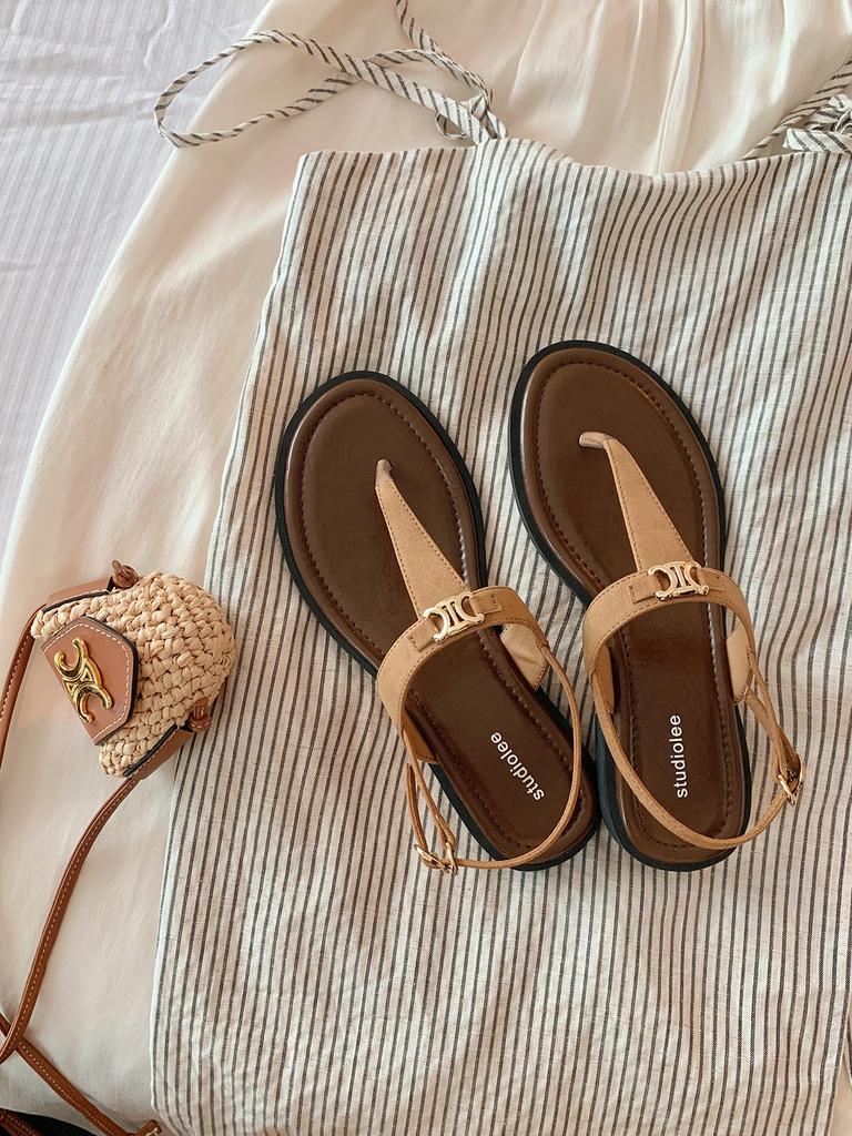 Grape mother's same retro round head T-word with vacation style versatile metal buckle clip foot cool slippers women's flat sandals