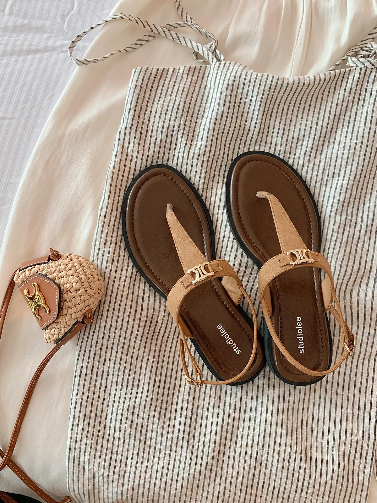 

Grape mother s same retro round head T-word with vacation style versatile metal buckle clip foot cool slippers women s flat sandals 40 коричневый