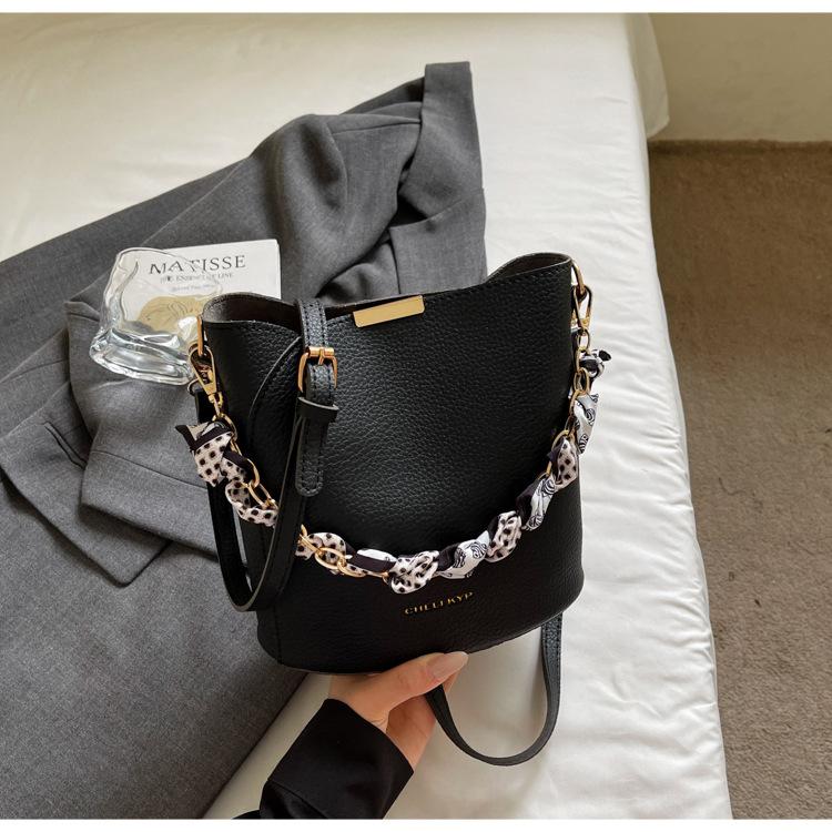 Handheld bucket bag women's 2025 new shoulder Korean version messenger bag popular commuter niche design simple handbag
