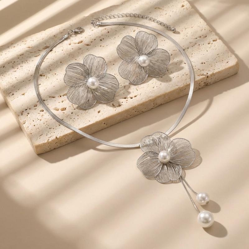 

2Pcs Set Retro Hollow Flower Jewelry Set Women Elegant Pearl Necklace Earrings Accessories Luxury Delicate Party Jewelry Gifts