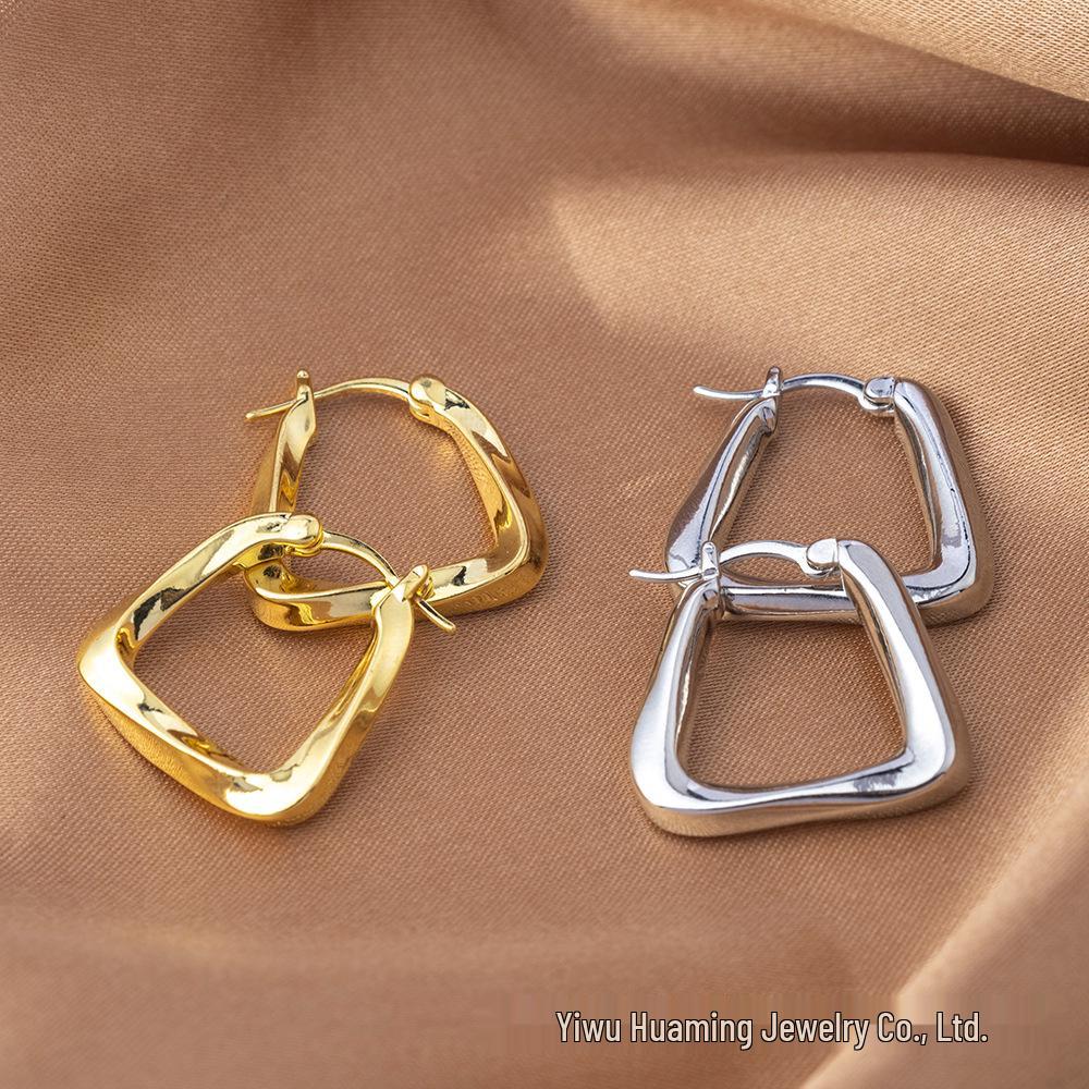 Elite Polished Hoop Earrings: Light Luxury Circular Studs for a Sophisticated Look