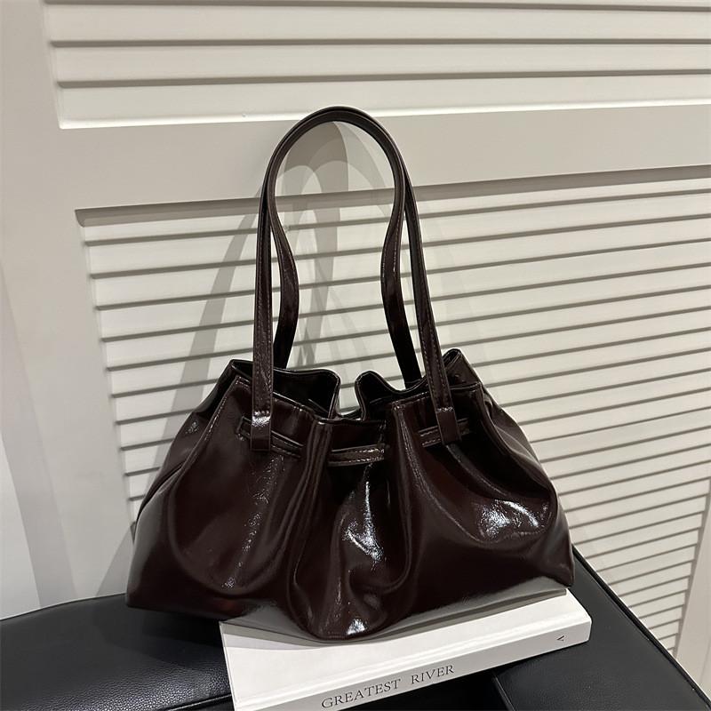 

Pu Tote Bag For Daily Use With Magnetic Closure And Cell Phone Pocket For Urban Fashion Enthusiasts коричневий
