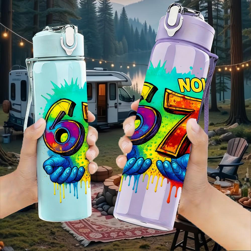 1 PZ Bottiglia d'Acqua Sportiva in Plastica Colorata 750ml con Stampa di Numeri Graffiti Sei Sette Tappo a Vite Anti-perdita con Cannuccia Pieghevole Adatta per Sport Ufficio Uso Domestico