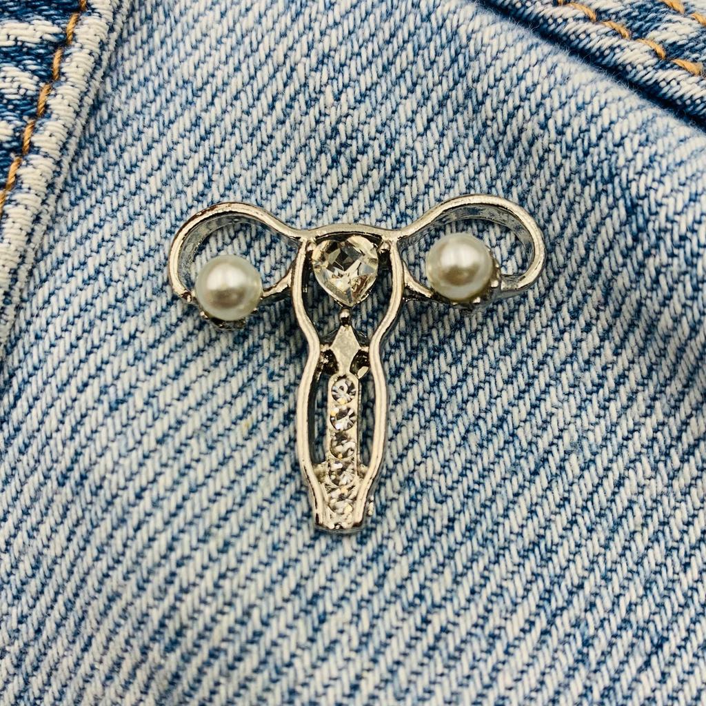 Neue Emaille Pin Cute Cuterus Uterus Woman Metall Stecker Geschenk Geburtstag 1 Stück