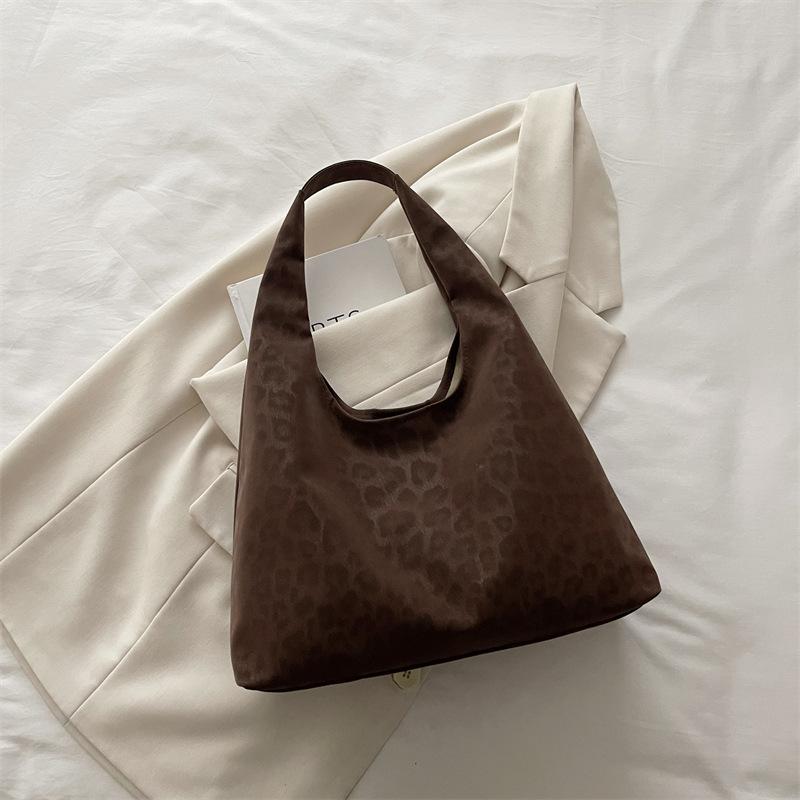 

Простая текстура модная женская сумка-тоут осень и зима новая сумка модная повседневная личность сумка на плечо