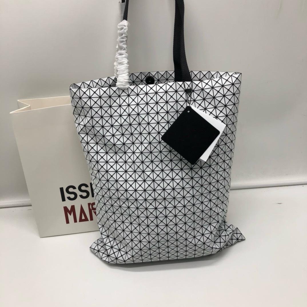 

Japanese Argyle Geometric Silicone Tote - Large Capacity, Lightweight, Commuting & Travel Handbag білий