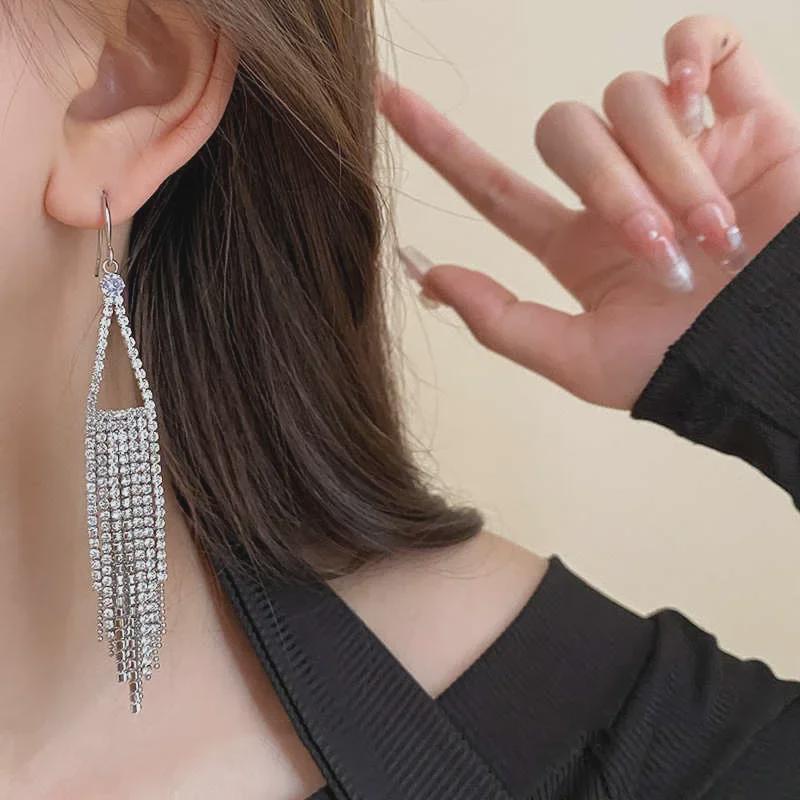 Brincos Elegantes de Borla de Diamantes em Gota de Água para Mulheres - Longos, Finos e Modernos Estilo Europeu e Americano