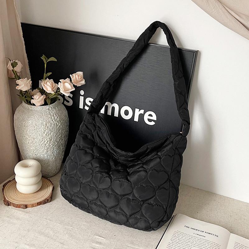 Einzigartige, plissierte Cloud-Tragetasche für Damen im trendigen Streetstyle, erhältlich in Schwarz, Braun, Weiß und Khaki